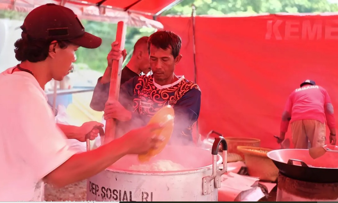 Tanah Bergerak Brebes, Kemensos Dirikan Dapur Umum dan Toilet Portabel untuk Pengungsi